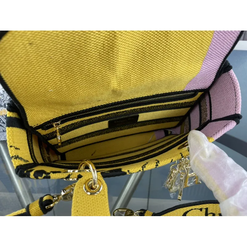 D-ior Lady D - Lite Bag With Vibrant Pink And Artistic Embellishments size:24×20×11cm #A53709 D-ior Lady D - Lite Bag With Vibrant Pink And Artistic Embellishments size:24×20×11cm #A53709