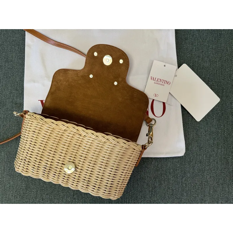 valentino Garavani VLogo Signature Wicker - Leather Crossbody Bags in Assorted Colors size:21×10×6cm #A53898 valentino Garavani VLogo Signature Wicker - Leather Crossbody Bags in Assorted Colors size:21×10×6cm #A53898