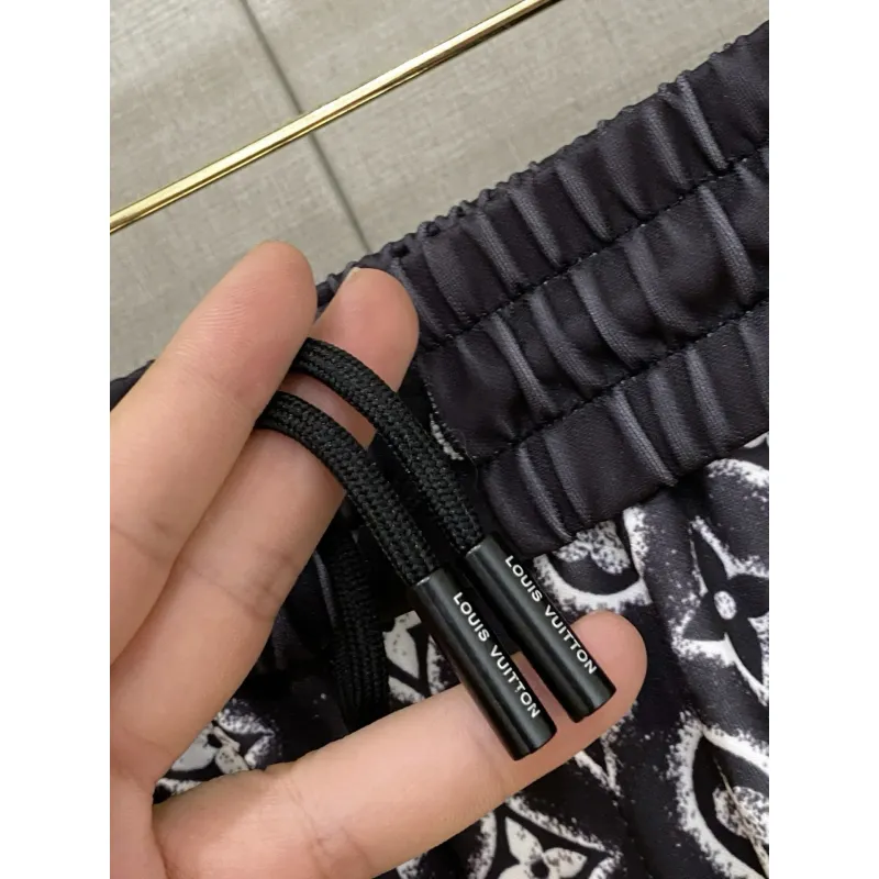Louis Vuitton Pants for Louis Vuitton Short Pants for men #A64554